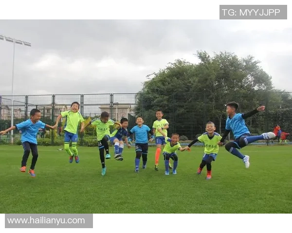 揭秘足球巨星童年成长轨迹 从青涩少年到全球偶像的奋斗故事 揭秘足球巨星童年成长轨迹 从青涩少年到全球偶像的奋斗故事